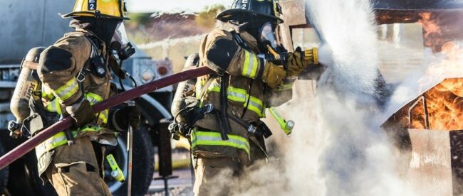 Brandweerlieden bestrijden een felle brand met een krachtige waterstraal